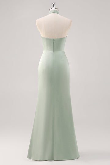 Vestido de dama de honor con vaina halter verde salvia con abertura